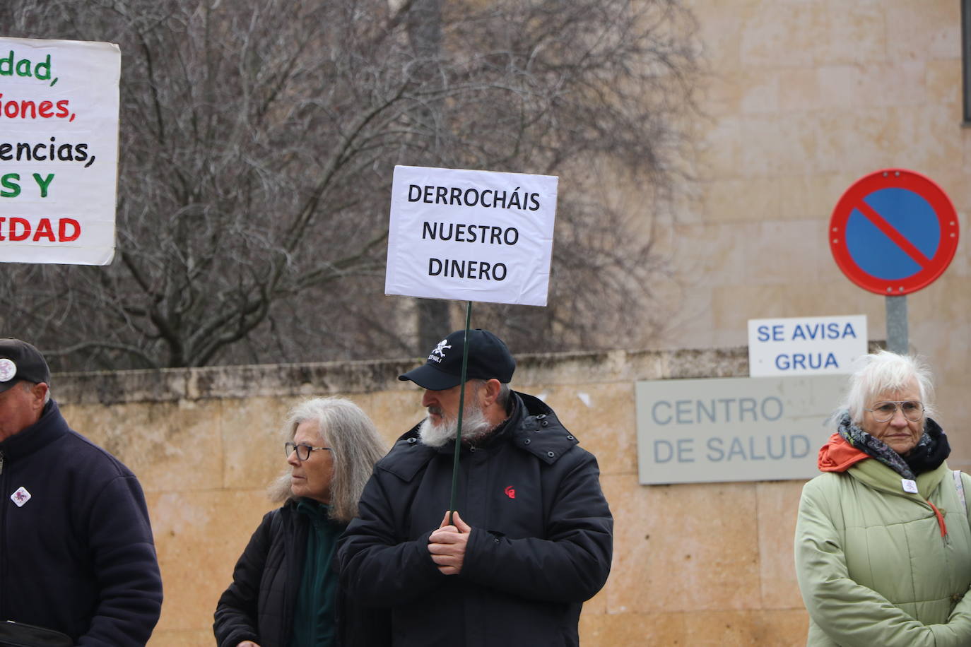 Medio centenar de personas, entre los que se encontraban políticos del PSOE y UPL se manifiestan frente a la gerencia territorial de salud para exigir un nuevo centro de salud en el barrio de Pinilla