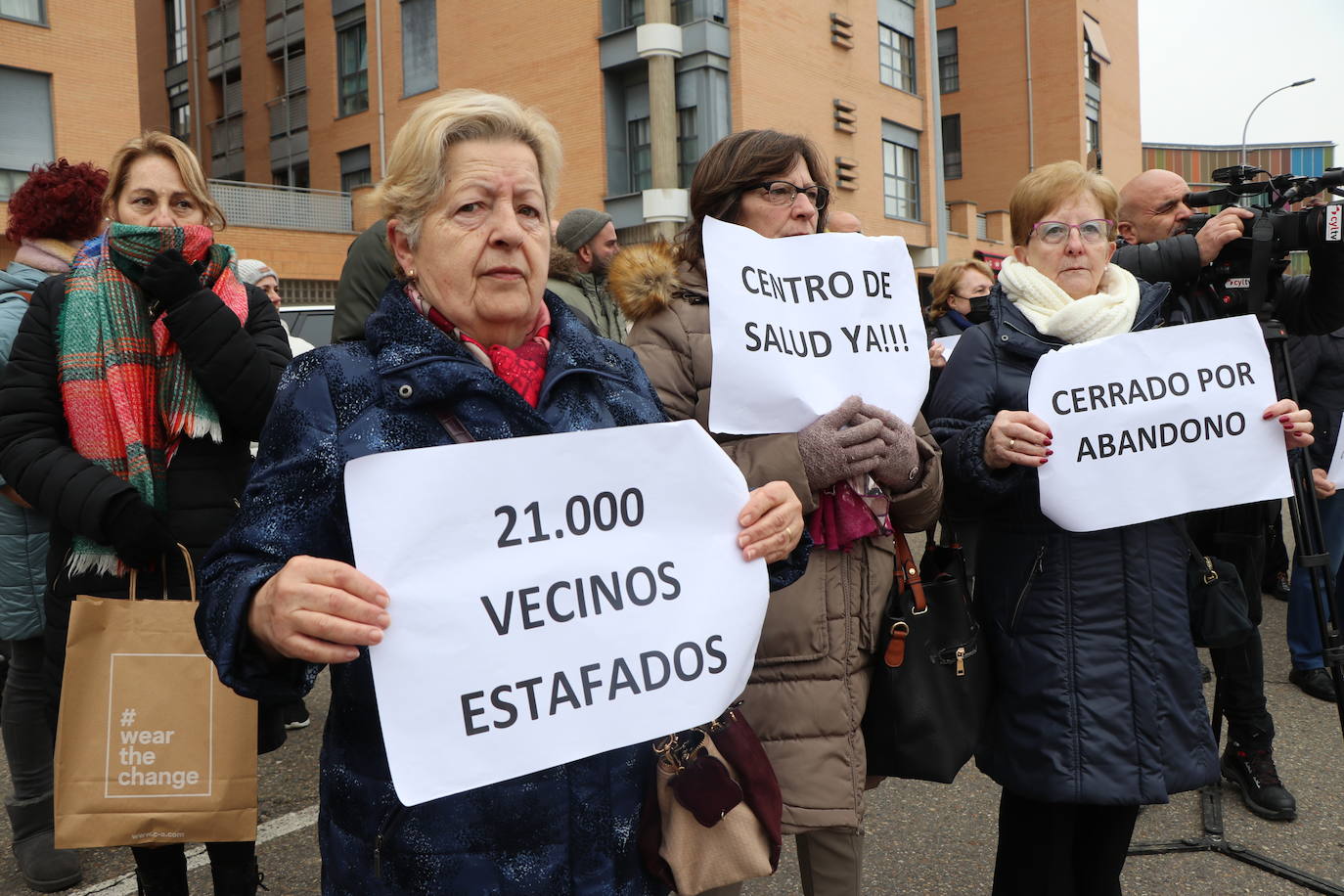 Medio centenar de personas, entre los que se encontraban políticos del PSOE y UPL se manifiestan frente a la gerencia territorial de salud para exigir un nuevo centro de salud en el barrio de Pinilla