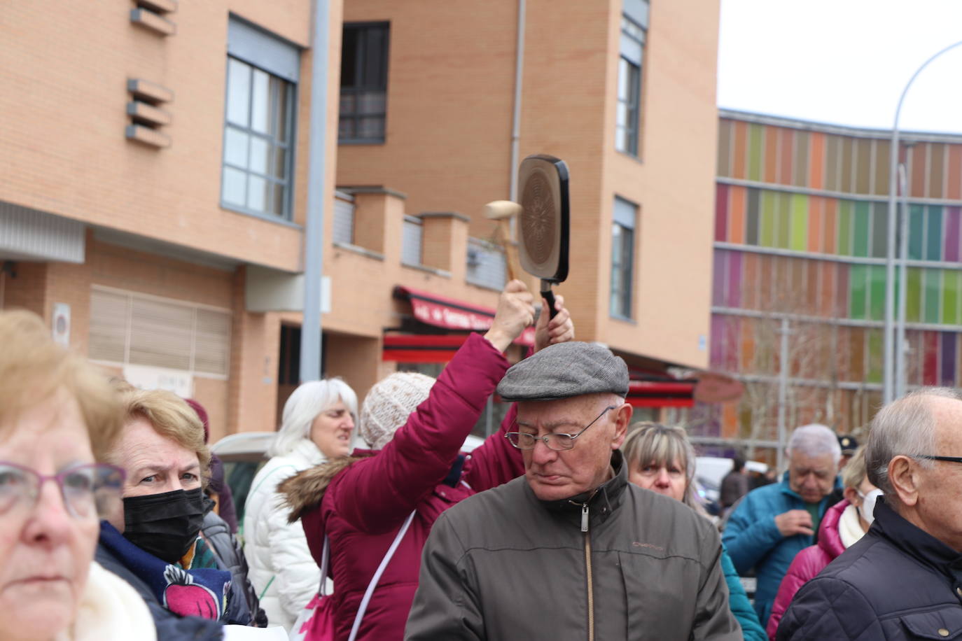 Medio centenar de personas, entre los que se encontraban políticos del PSOE y UPL se manifiestan frente a la gerencia territorial de salud para exigir un nuevo centro de salud en el barrio de Pinilla