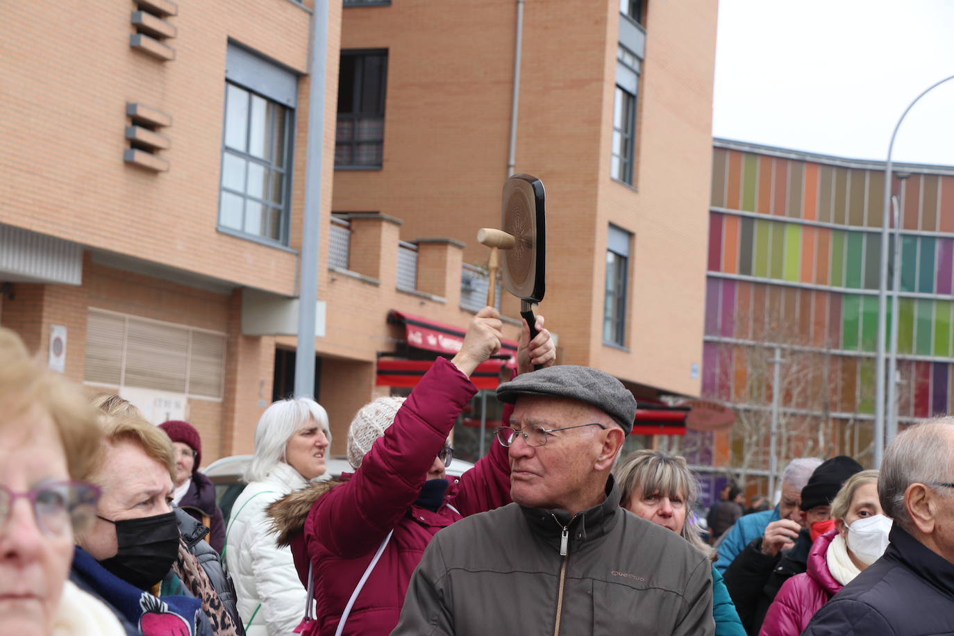 Medio centenar de personas, entre los que se encontraban políticos del PSOE y UPL se manifiestan frente a la gerencia territorial de salud para exigir un nuevo centro de salud en el barrio de Pinilla