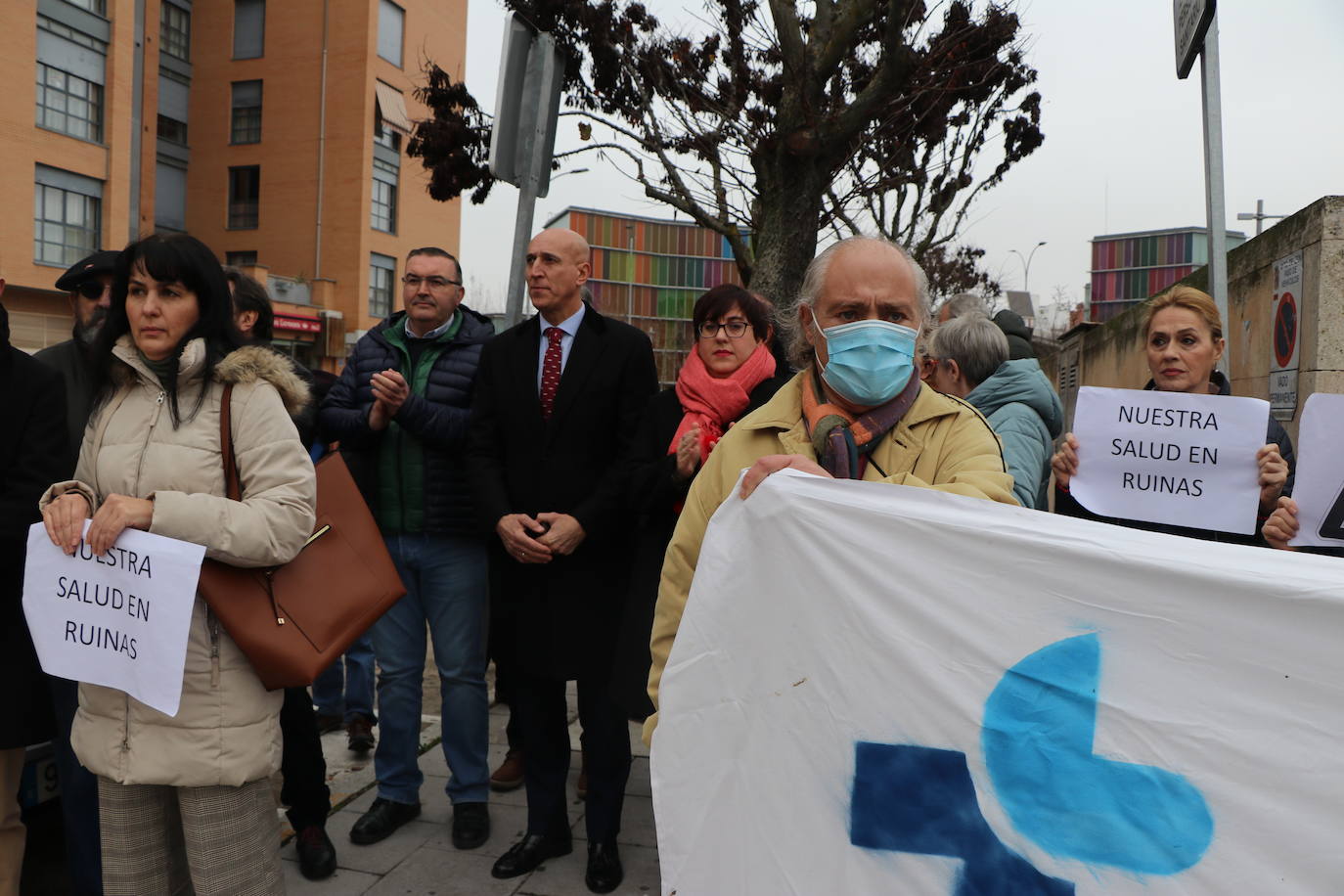 Medio centenar de personas, entre los que se encontraban políticos del PSOE y UPL se manifiestan frente a la gerencia territorial de salud para exigir un nuevo centro de salud en el barrio de Pinilla