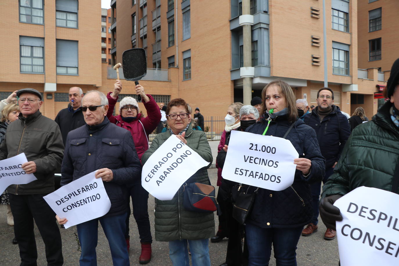 Medio centenar de personas, entre los que se encontraban políticos del PSOE y UPL se manifiestan frente a la gerencia territorial de salud para exigir un nuevo centro de salud en el barrio de Pinilla