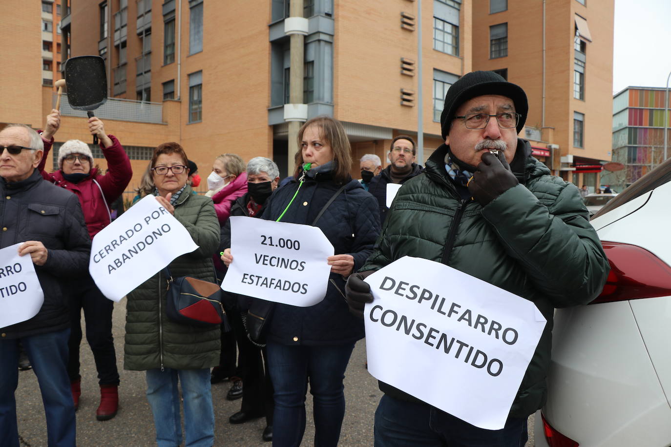 Medio centenar de personas, entre los que se encontraban políticos del PSOE y UPL se manifiestan frente a la gerencia territorial de salud para exigir un nuevo centro de salud en el barrio de Pinilla