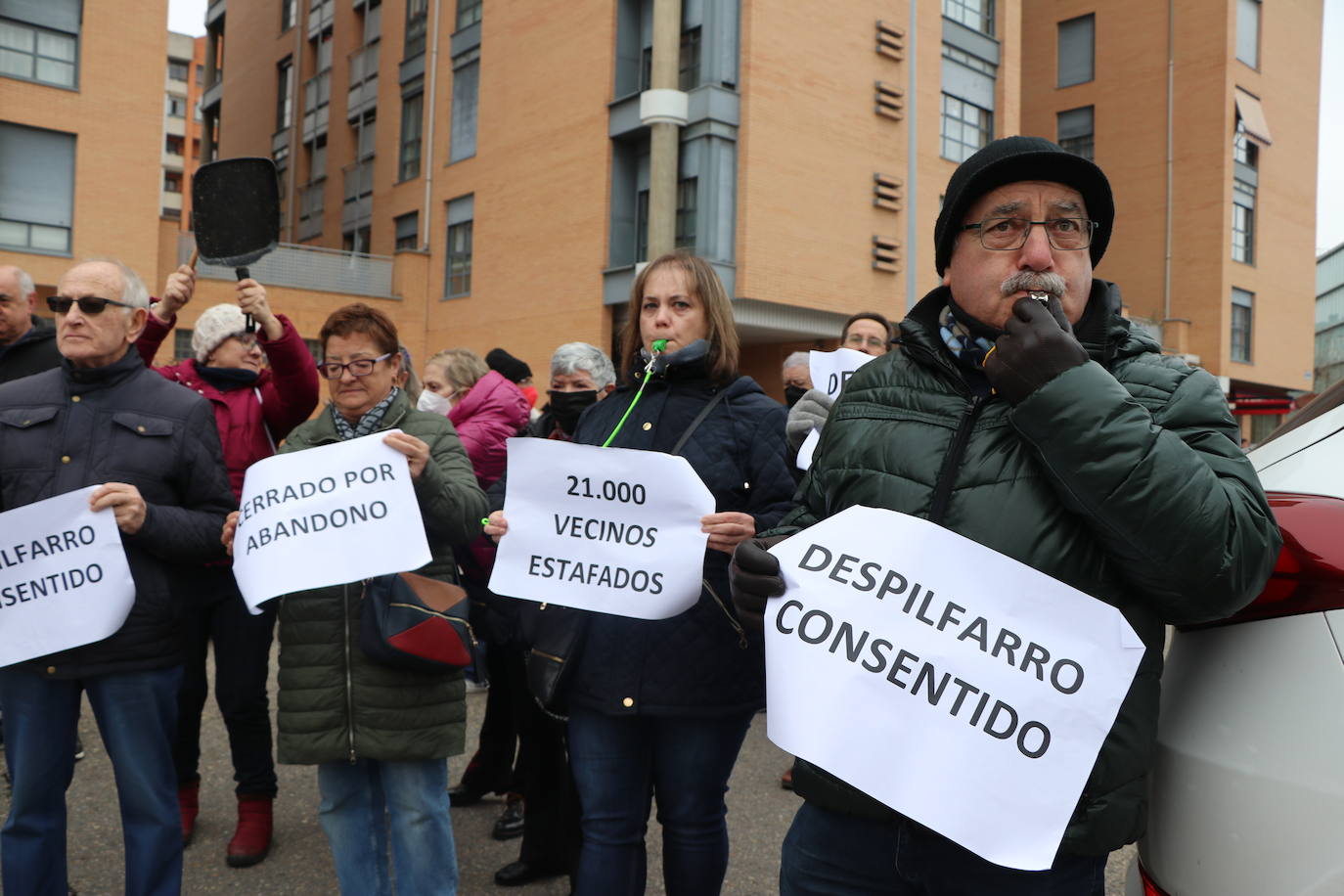 Medio centenar de personas, entre los que se encontraban políticos del PSOE y UPL se manifiestan frente a la gerencia territorial de salud para exigir un nuevo centro de salud en el barrio de Pinilla