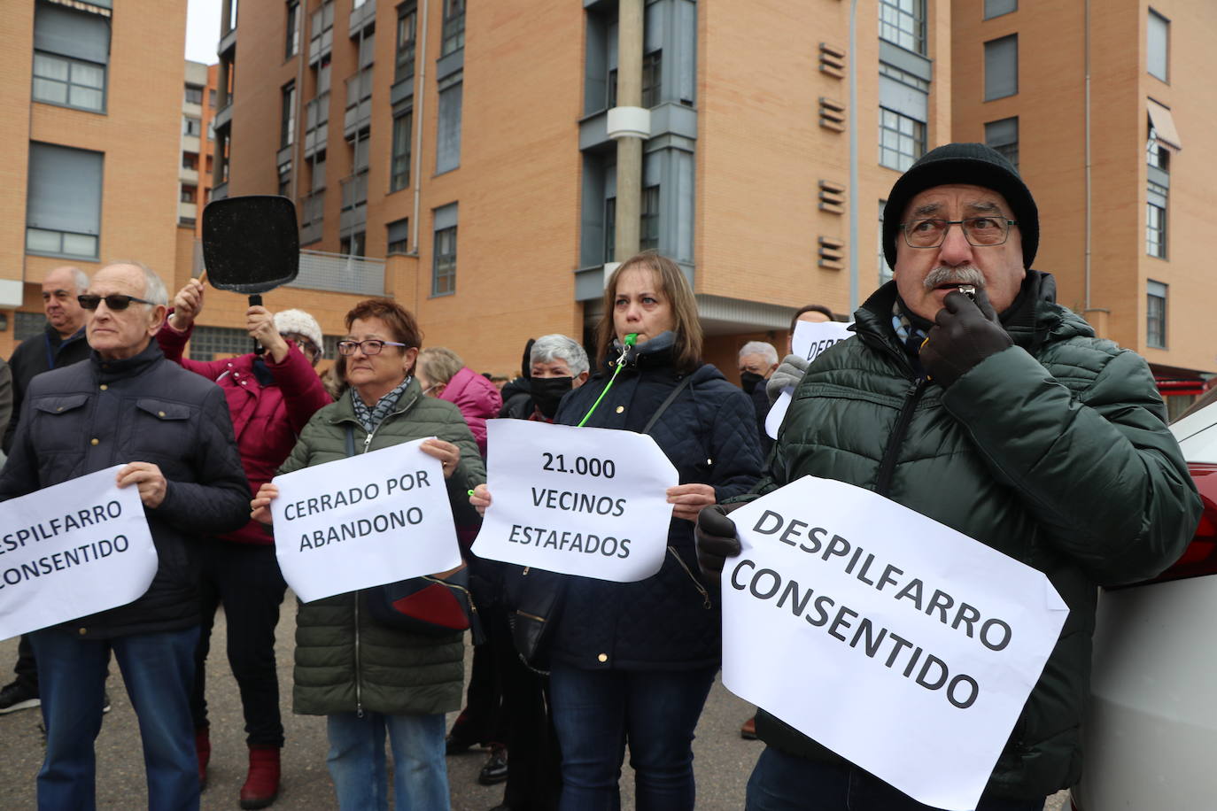 Medio centenar de personas, entre los que se encontraban políticos del PSOE y UPL se manifiestan frente a la gerencia territorial de salud para exigir un nuevo centro de salud en el barrio de Pinilla