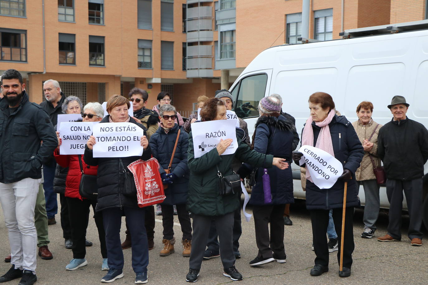 Medio centenar de personas, entre los que se encontraban políticos del PSOE y UPL se manifiestan frente a la gerencia territorial de salud para exigir un nuevo centro de salud en el barrio de Pinilla