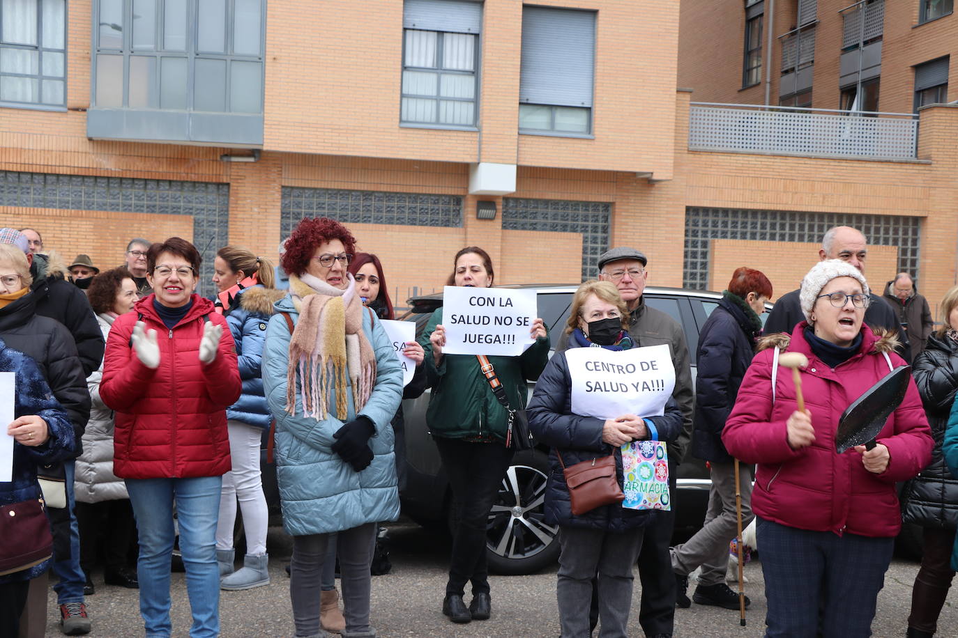 Medio centenar de personas, entre los que se encontraban políticos del PSOE y UPL se manifiestan frente a la gerencia territorial de salud para exigir un nuevo centro de salud en el barrio de Pinilla