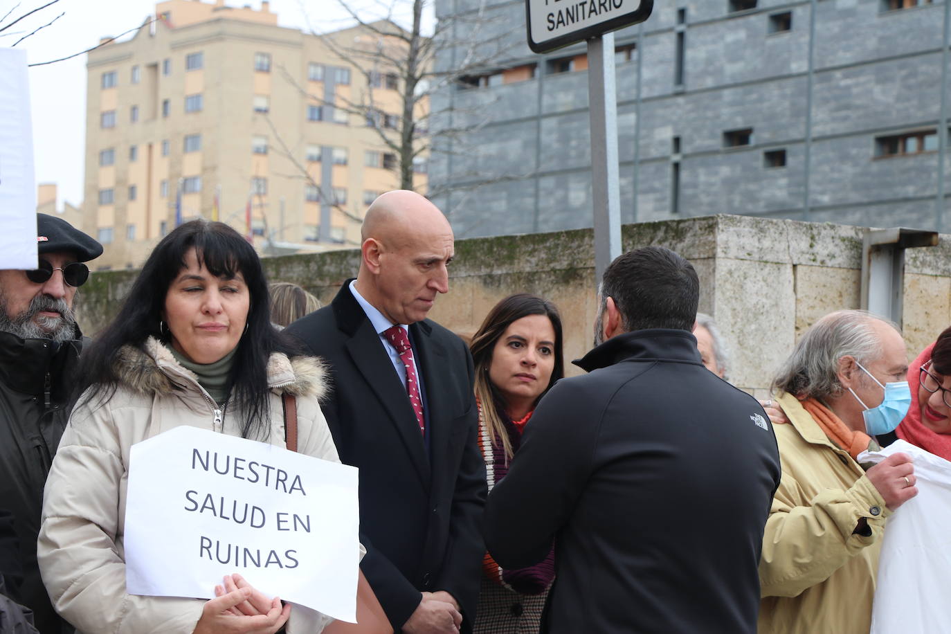 Medio centenar de personas, entre los que se encontraban políticos del PSOE y UPL se manifiestan frente a la gerencia territorial de salud para exigir un nuevo centro de salud en el barrio de Pinilla