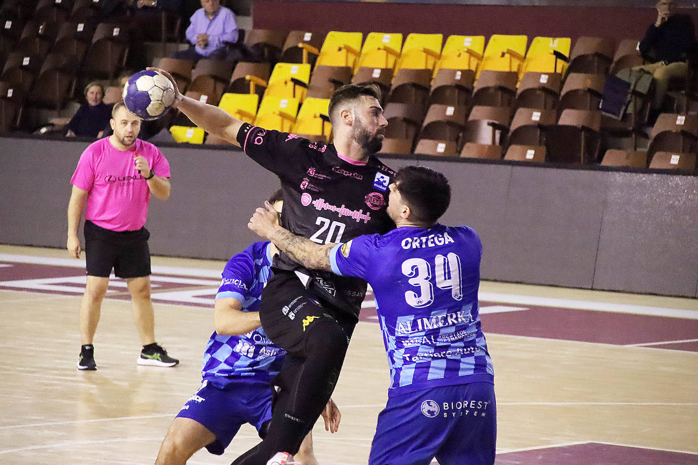 El conjunto marista disputa ante Base Oviedo su primer partido de preparación tras el parón navideño