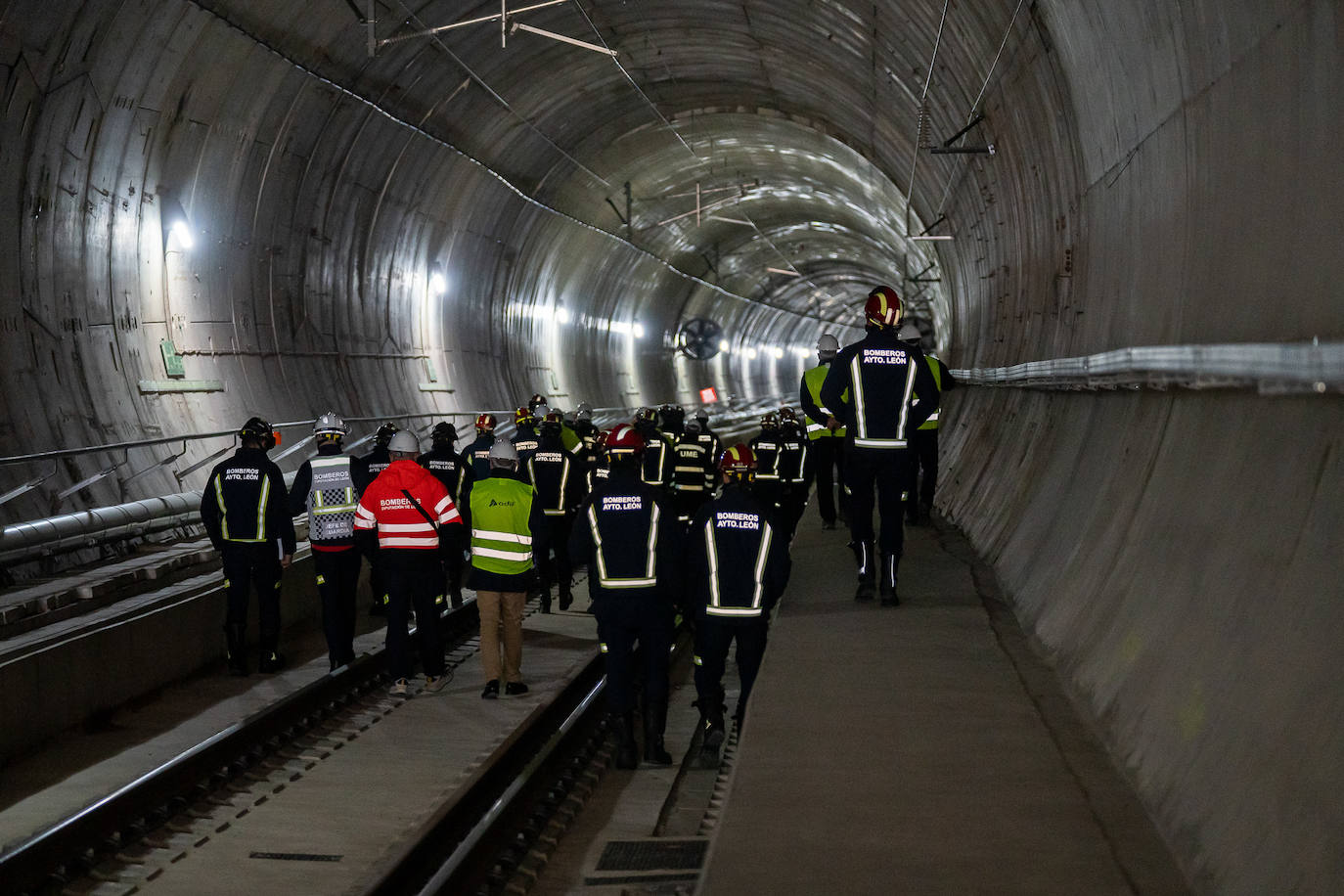 ADIF imparte una jornada formativa a los cuerpos de emergencia sobre intervención en incidentes ferroviarios, con visita al túnel de Pajares