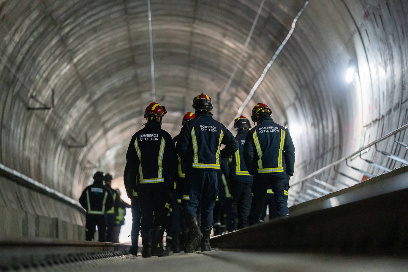 ADIF imparte una jornada formativa a los cuerpos de emergencia sobre intervención en incidentes ferroviarios, con visita al túnel de Pajares