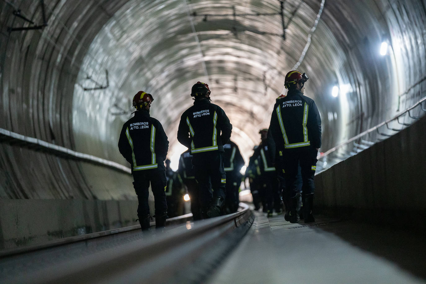 ADIF imparte una jornada formativa a los cuerpos de emergencia sobre intervención en incidentes ferroviarios, con visita al túnel de Pajares