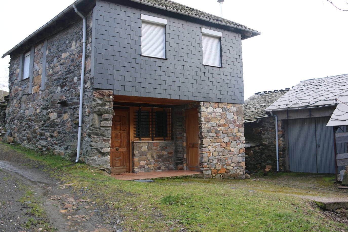 Leonoticias recorre las calles de Los Montes de la Ermita con algunos de sus vecinos. Unas casas de piedra construidas por los padres y abuelos de quien hoy las habitan que hacen del lugar un entorno mágico. 