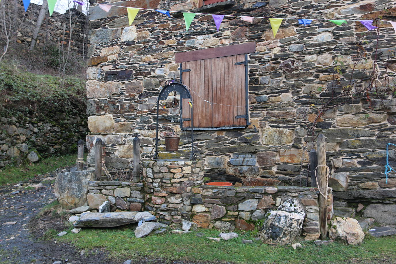 Leonoticias recorre las calles de Los Montes de la Ermita con algunos de sus vecinos. Unas casas de piedra construidas por los padres y abuelos de quien hoy las habitan que hacen del lugar un entorno mágico. 