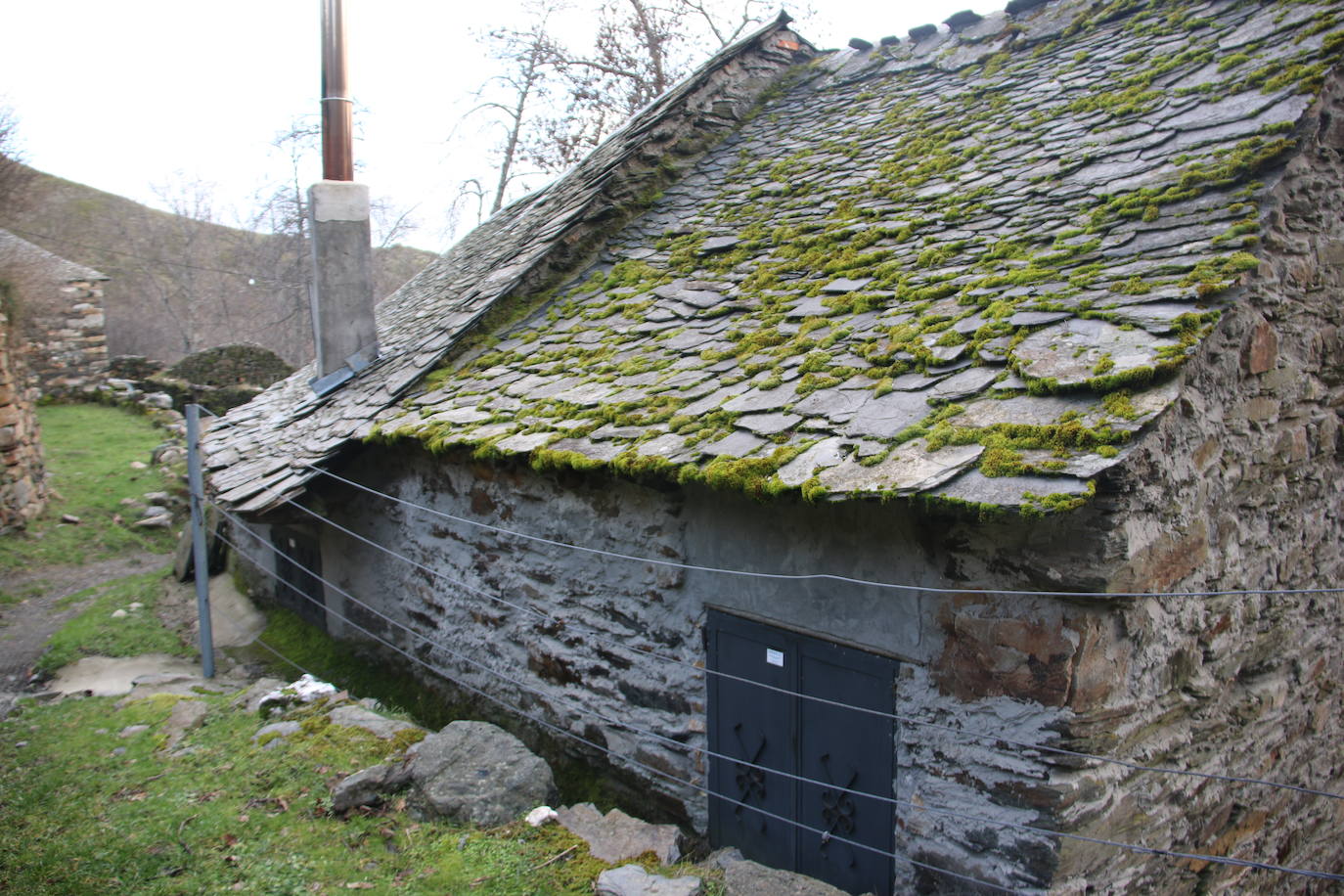 Leonoticias recorre las calles de Los Montes de la Ermita con algunos de sus vecinos. Unas casas de piedra construidas por los padres y abuelos de quien hoy las habitan que hacen del lugar un entorno mágico. 