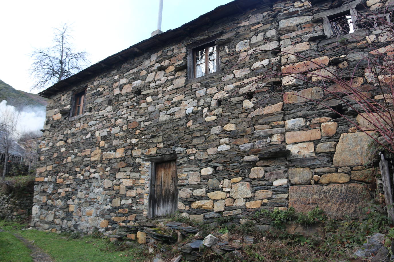 Leonoticias recorre las calles de Los Montes de la Ermita con algunos de sus vecinos. Unas casas de piedra construidas por los padres y abuelos de quien hoy las habitan que hacen del lugar un entorno mágico. 