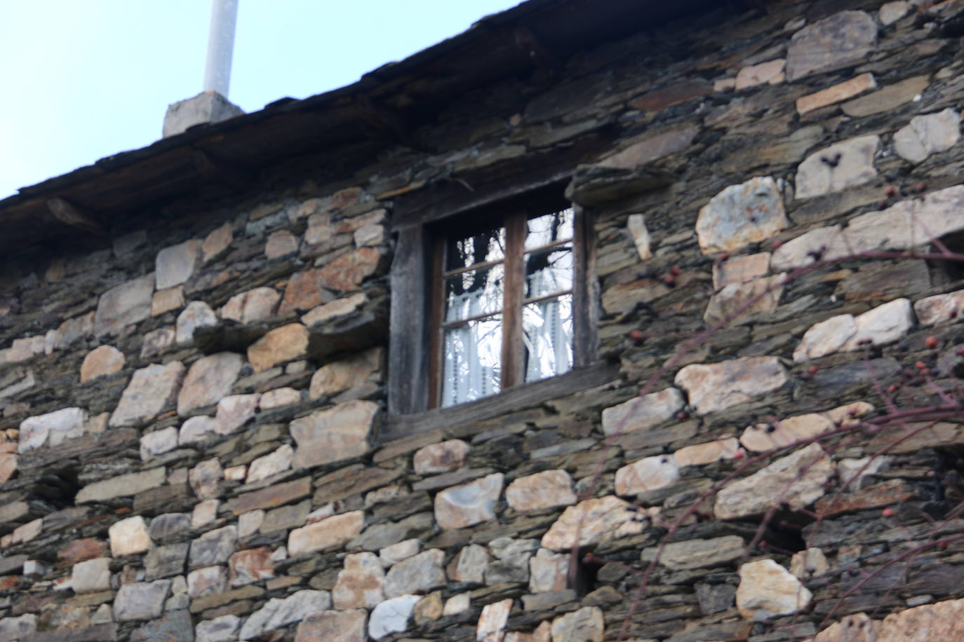 Leonoticias recorre las calles de Los Montes de la Ermita con algunos de sus vecinos. Unas casas de piedra construidas por los padres y abuelos de quien hoy las habitan que hacen del lugar un entorno mágico. 