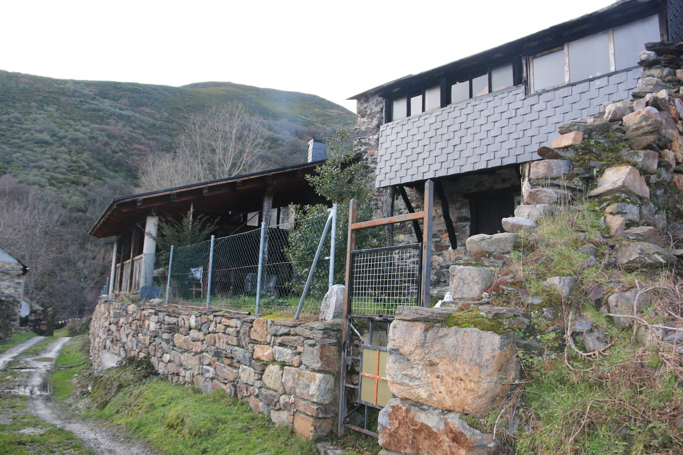 Leonoticias recorre las calles de Los Montes de la Ermita con algunos de sus vecinos. Unas casas de piedra construidas por los padres y abuelos de quien hoy las habitan que hacen del lugar un entorno mágico. 