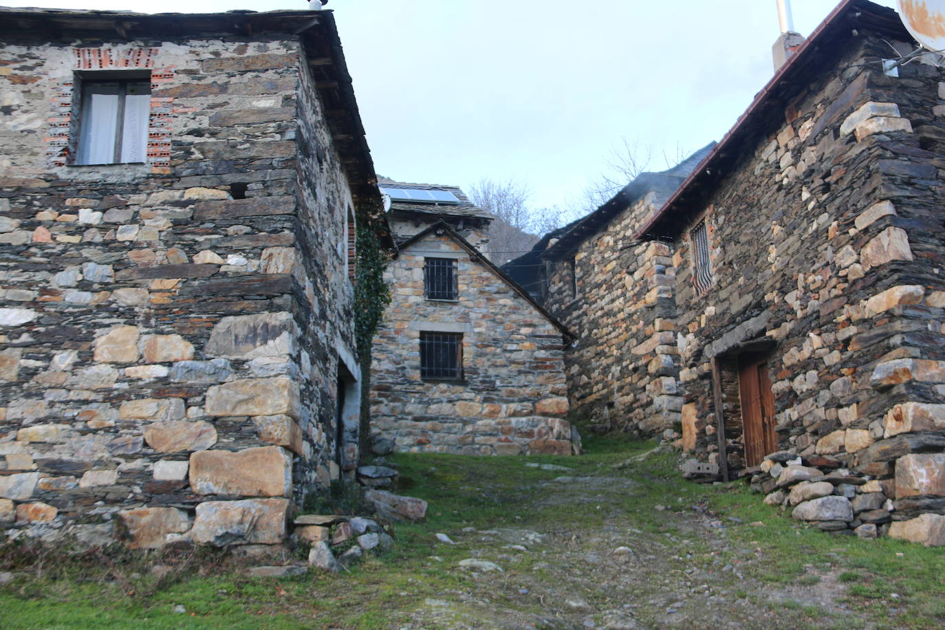 Leonoticias recorre las calles de Los Montes de la Ermita con algunos de sus vecinos. Unas casas de piedra construidas por los padres y abuelos de quien hoy las habitan que hacen del lugar un entorno mágico. 