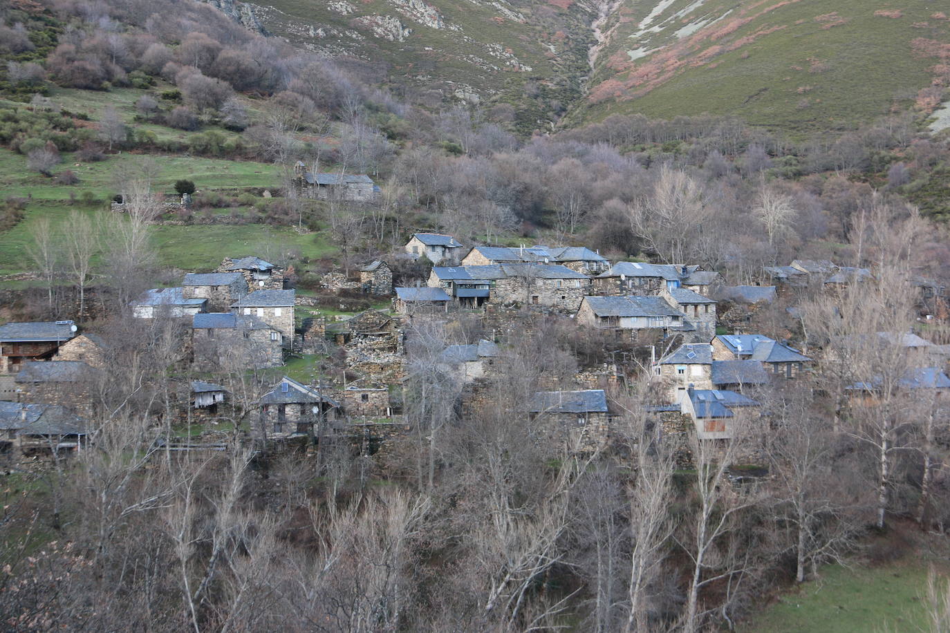 Leonoticias recorre las calles de Los Montes de la Ermita con algunos de sus vecinos. Unas casas de piedra construidas por los padres y abuelos de quien hoy las habitan que hacen del lugar un entorno mágico. 