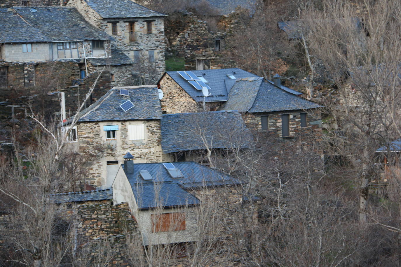 Leonoticias recorre las calles de Los Montes de la Ermita con algunos de sus vecinos. Unas casas de piedra construidas por los padres y abuelos de quien hoy las habitan que hacen del lugar un entorno mágico. 