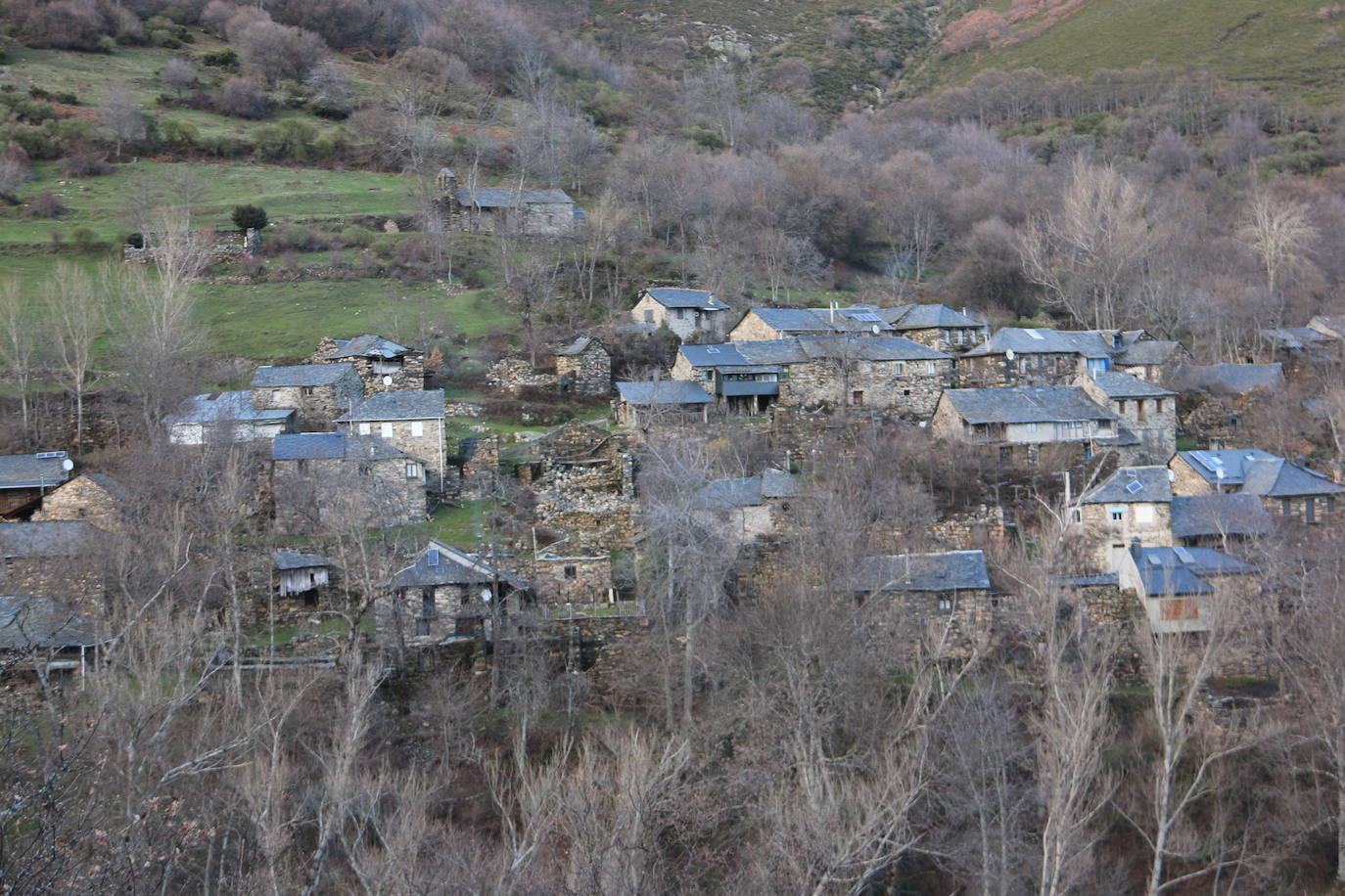 Leonoticias recorre las calles de Los Montes de la Ermita con algunos de sus vecinos. Unas casas de piedra construidas por los padres y abuelos de quien hoy las habitan que hacen del lugar un entorno mágico. 