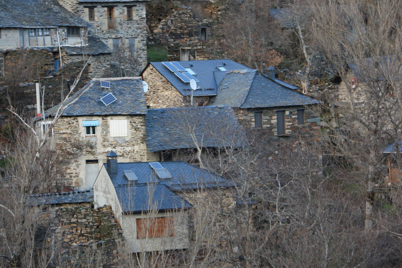 Leonoticias recorre las calles de Los Montes de la Ermita con algunos de sus vecinos. Unas casas de piedra construidas por los padres y abuelos de quien hoy las habitan que hacen del lugar un entorno mágico. 