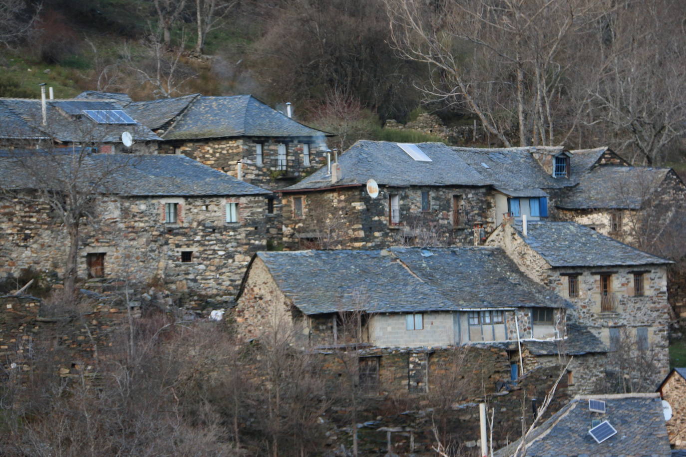 Leonoticias recorre las calles de Los Montes de la Ermita con algunos de sus vecinos. Unas casas de piedra construidas por los padres y abuelos de quien hoy las habitan que hacen del lugar un entorno mágico. 