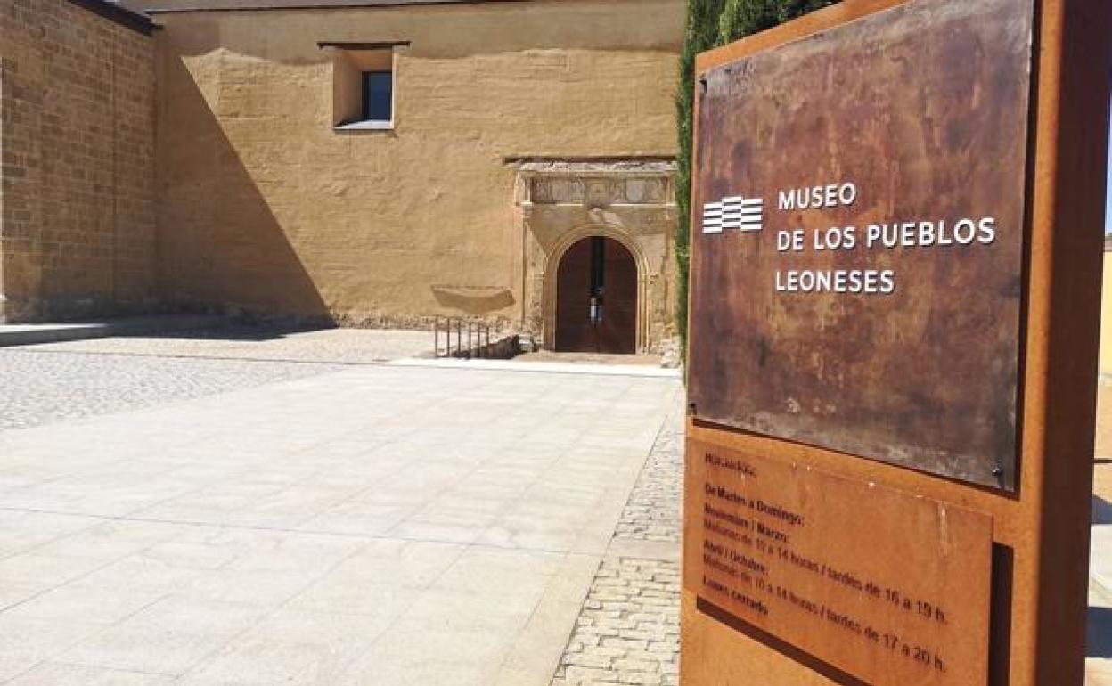 Imagende la puerta de entrada del Museo de los Pueblos Leoneses. 