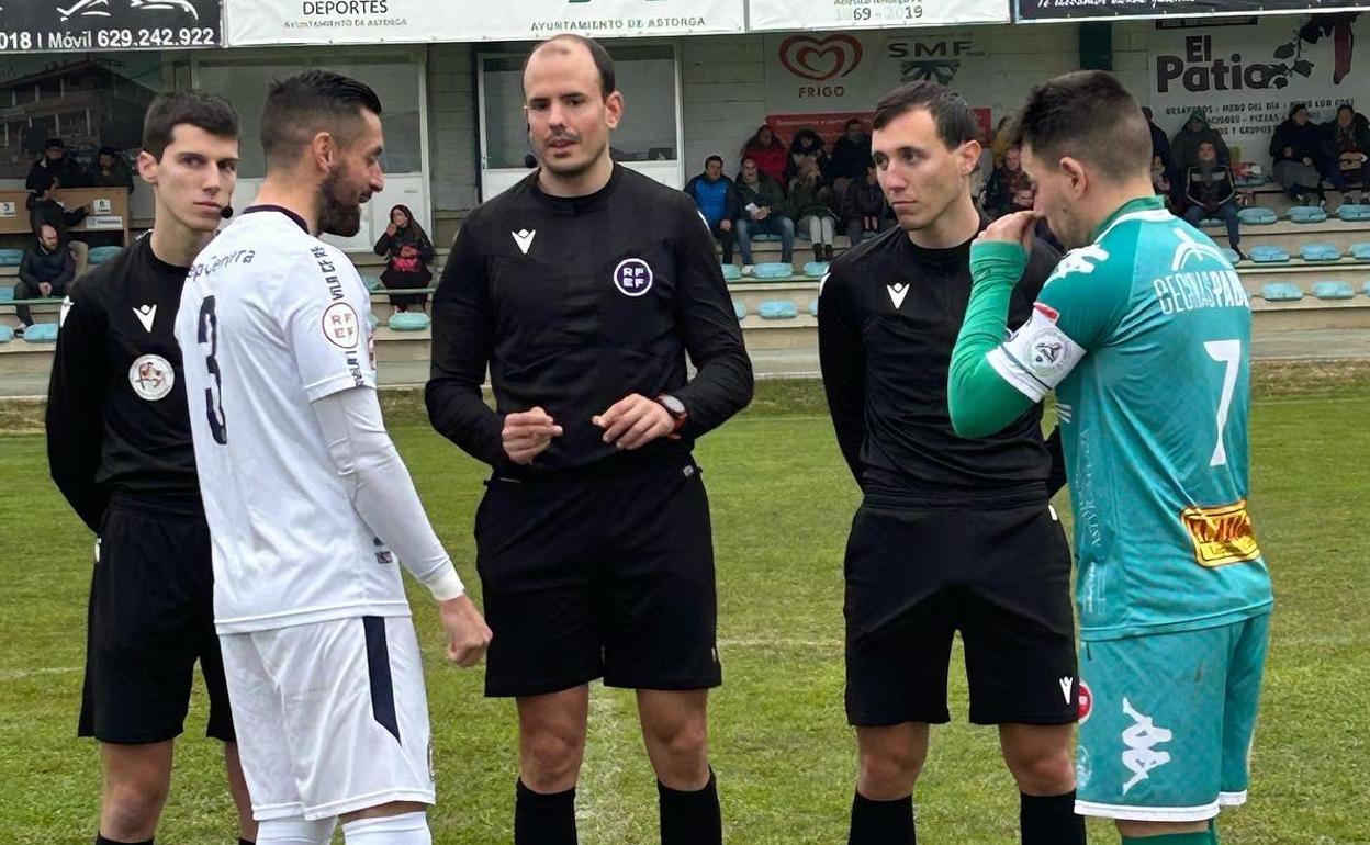 Sorteo de campos previo al inicio del partido.