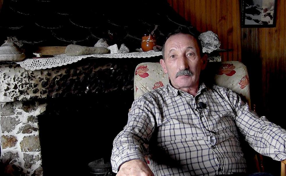 Abel, al lado de la chimenea de su salón, charla con leonoticias sobre su situación de empadronamiento en Los Montes de la Ermita. 