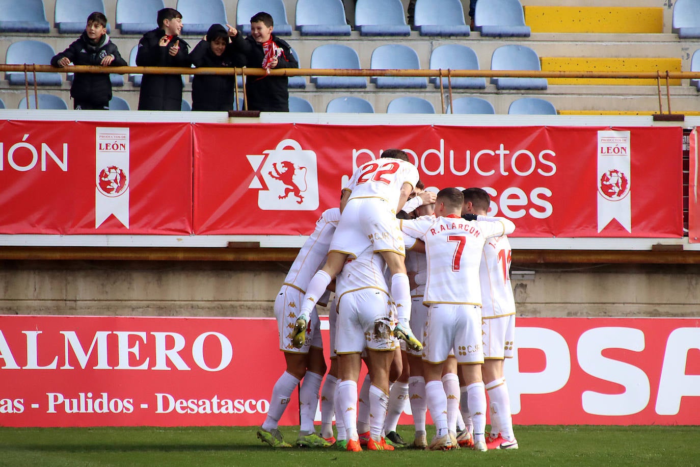 El conjunto leonés recibe al Mérida, otro de los rivales por la pelea del playoff.