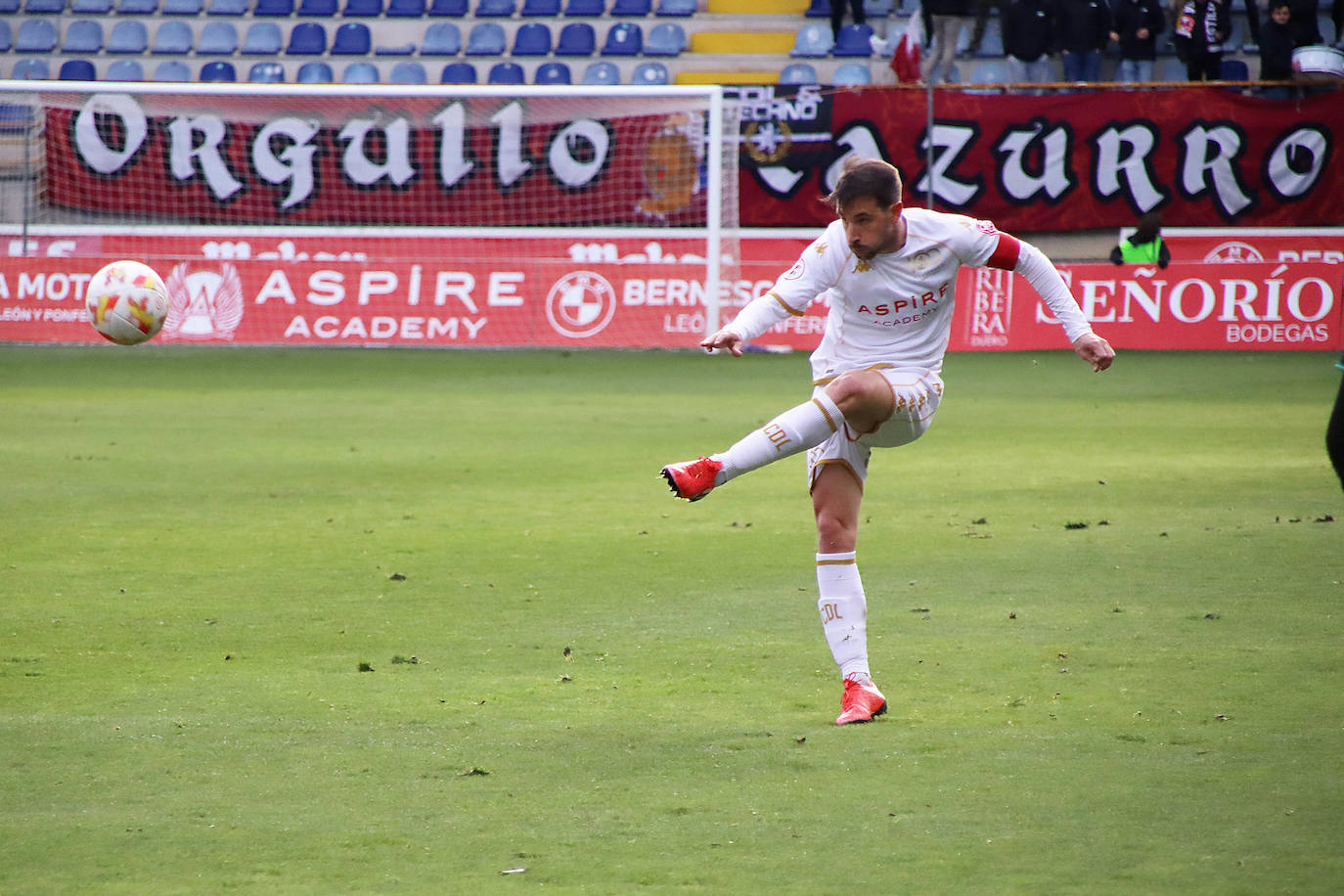 El conjunto leonés recibe al Mérida, otro de los rivales por la pelea del playoff.