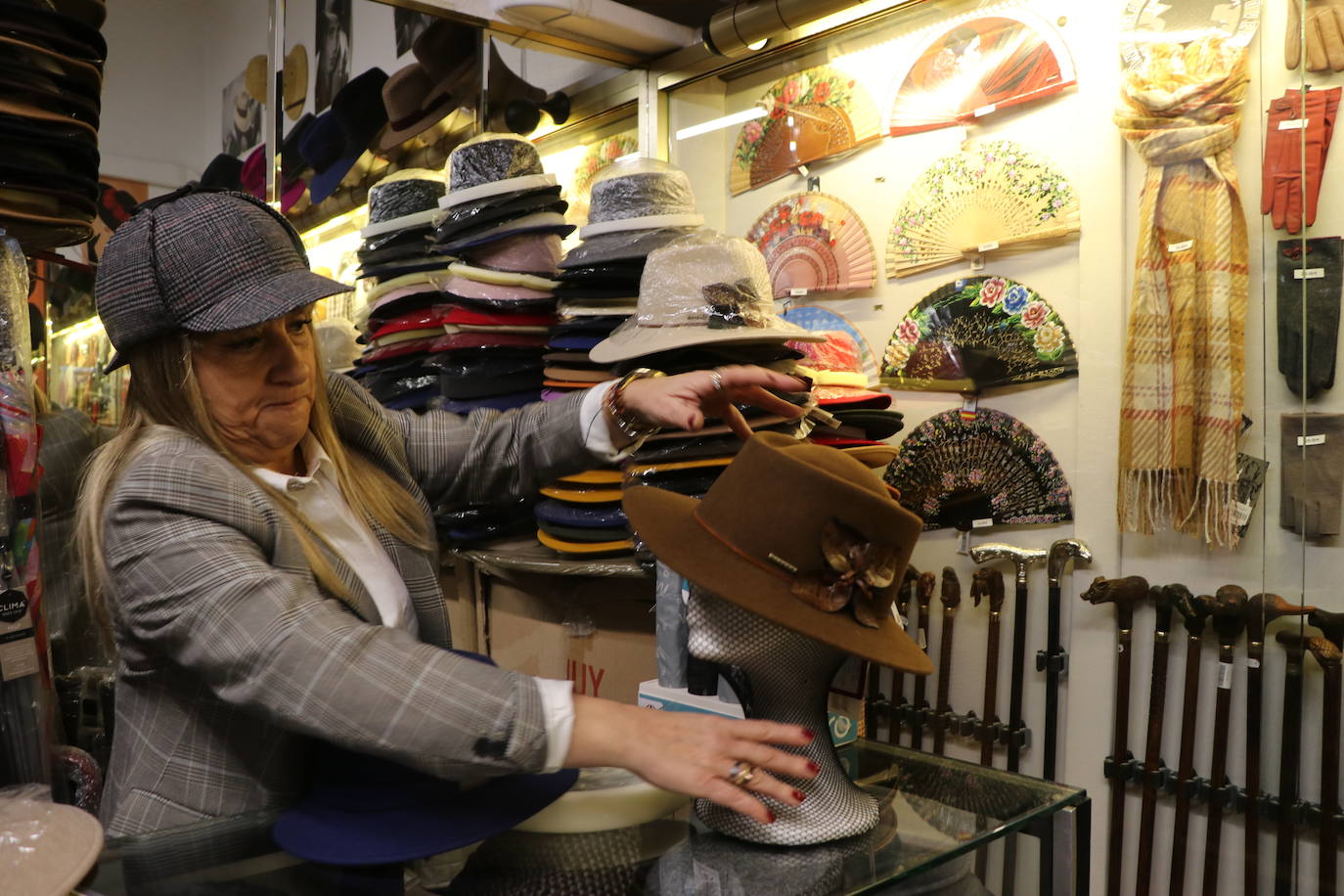 Beatriz Mielgo, sombrerera de León, muestra algunas de las creaciones de su tienda en una entrevista con leonoticias. 