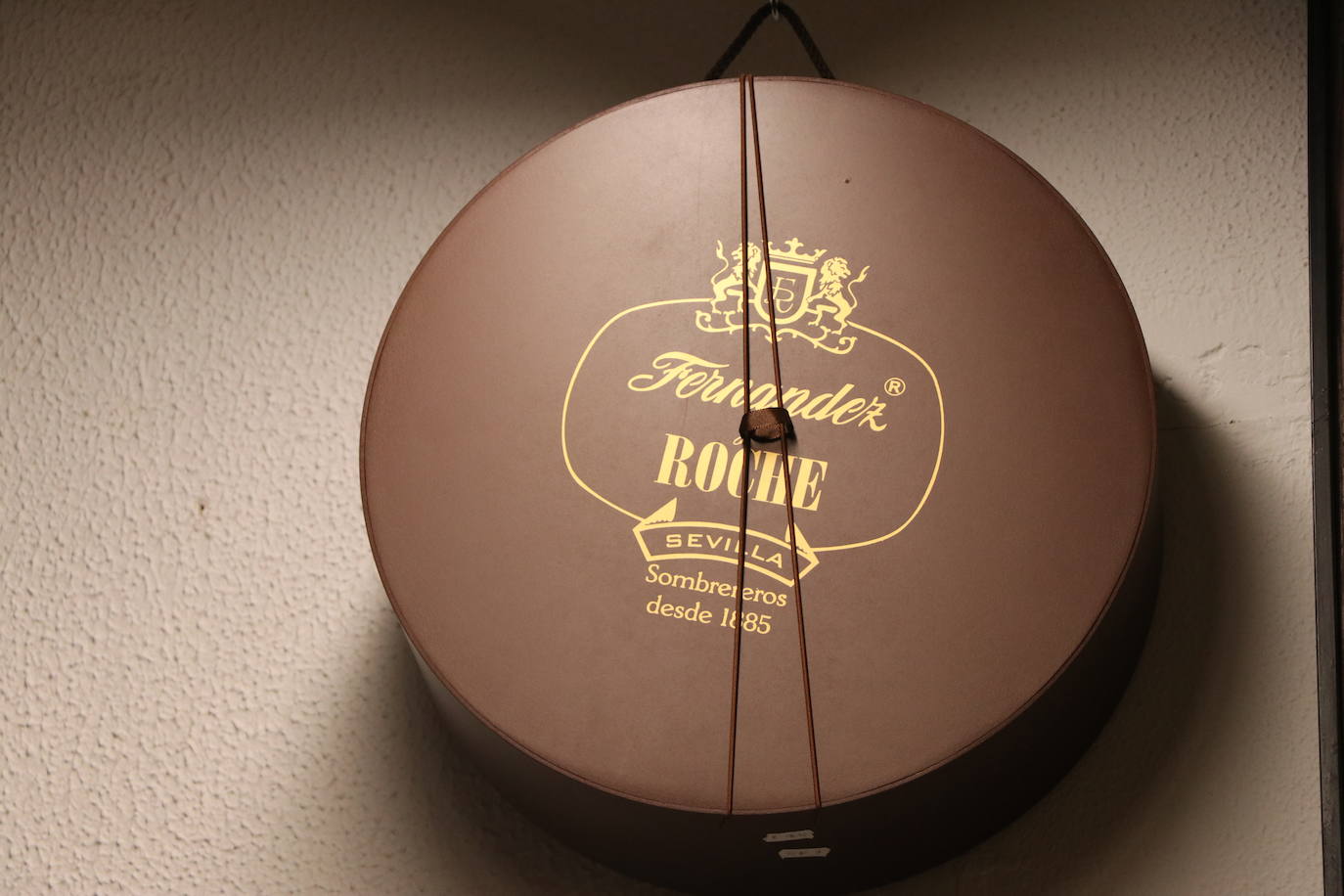 Beatriz Mielgo, sombrerera de León, muestra algunas de las creaciones de su tienda en una entrevista con leonoticias. 