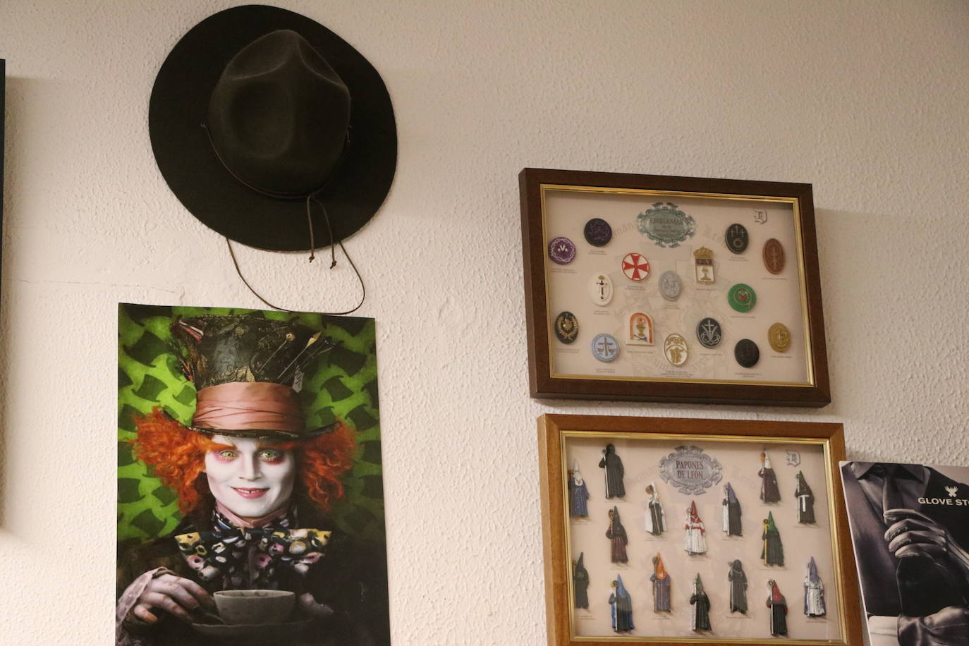 Beatriz Mielgo, sombrerera de León, muestra algunas de las creaciones de su tienda en una entrevista con leonoticias. 