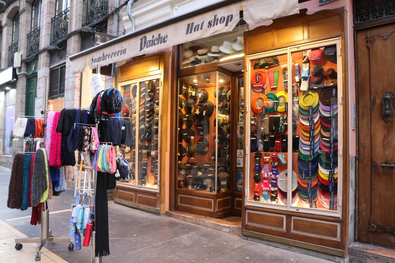 Beatriz Mielgo, sombrerera de León, muestra algunas de las creaciones de su tienda en una entrevista con leonoticias. 