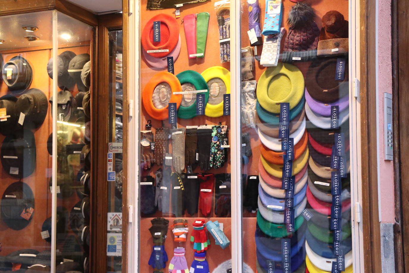 Beatriz Mielgo, sombrerera de León, muestra algunas de las creaciones de su tienda en una entrevista con leonoticias. 