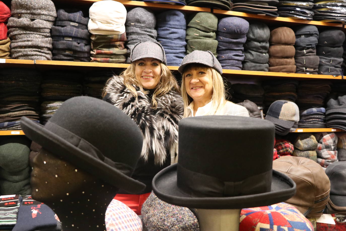 Beatriz Mielgo, sombrerera de León, muestra algunas de las creaciones de su tienda en una entrevista con leonoticias. 