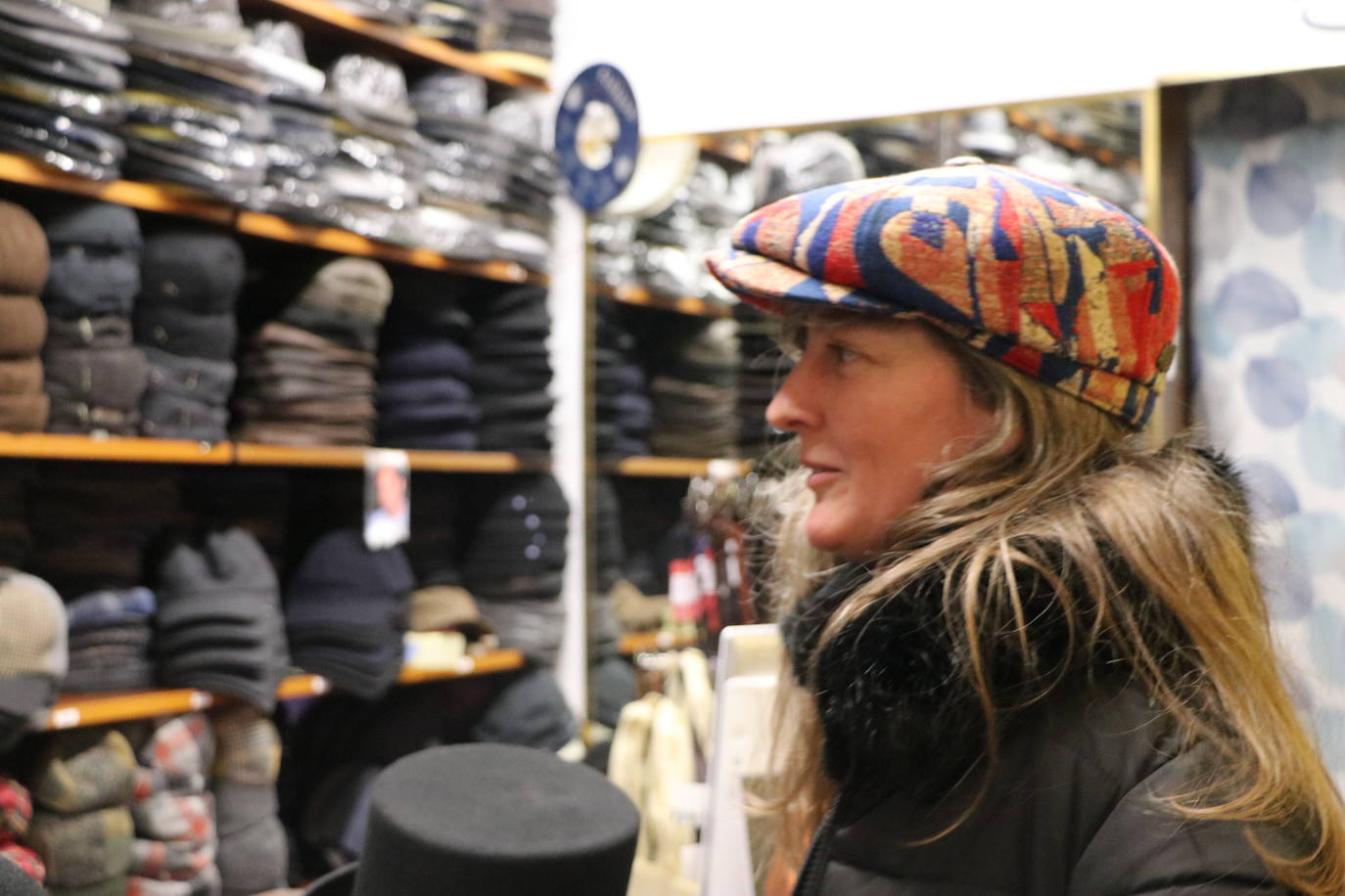 Beatriz Mielgo, sombrerera de León, muestra algunas de las creaciones de su tienda en una entrevista con leonoticias. 