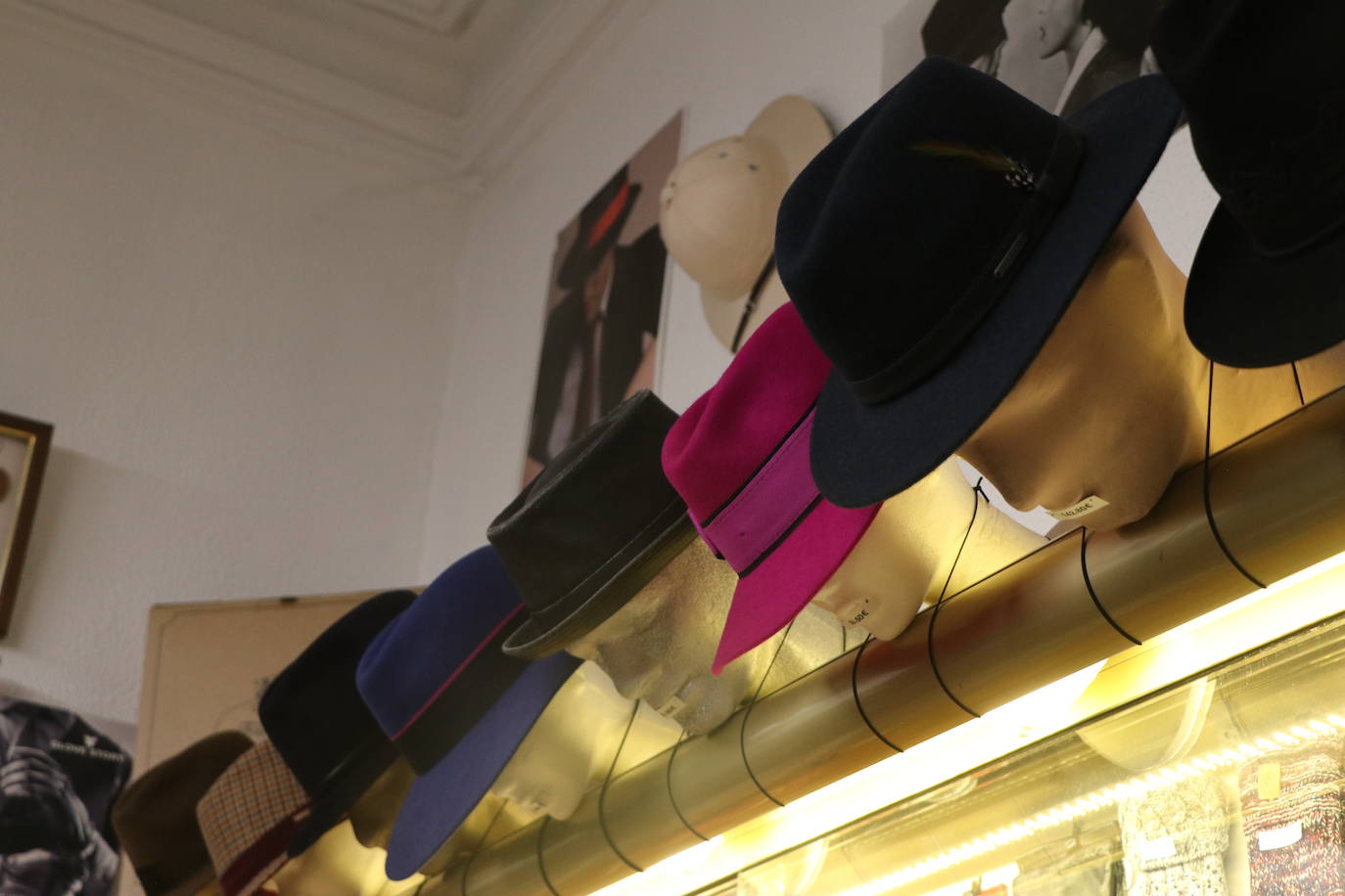 Beatriz Mielgo, sombrerera de León, muestra algunas de las creaciones de su tienda en una entrevista con leonoticias. 