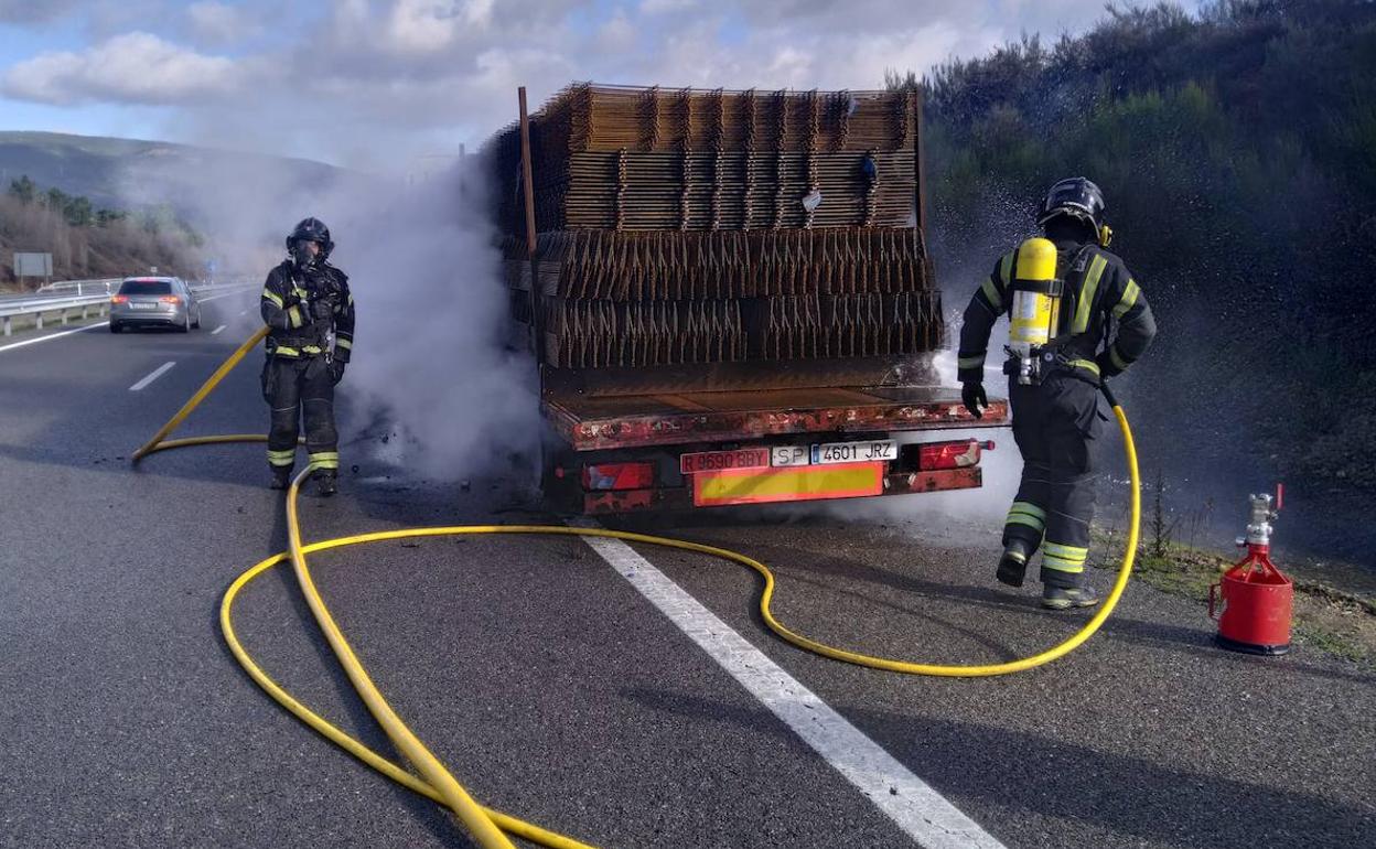 Imagen del trabajo del operativo en el incendio de un camión en la A-6. 