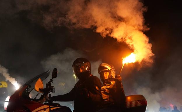 Miles de motoristas inundan el centro de Valladolid en el tradicional desfile de antorchas de Pingüinos. 