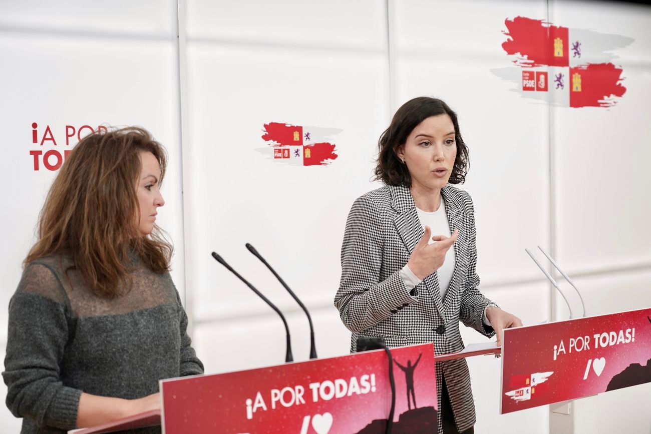 La secretaria de Igualdad de la Comisión Ejecutiva Federal del PSOE, la leonesa Andrea Fernández, y la secretaria de Igualdad del PSOE de Castilla y León, Patricia Gómez, analizan en rueda de prensa las medidas de atención a la mujer embarazada aprobadas por la Junta de Castilla y León. 