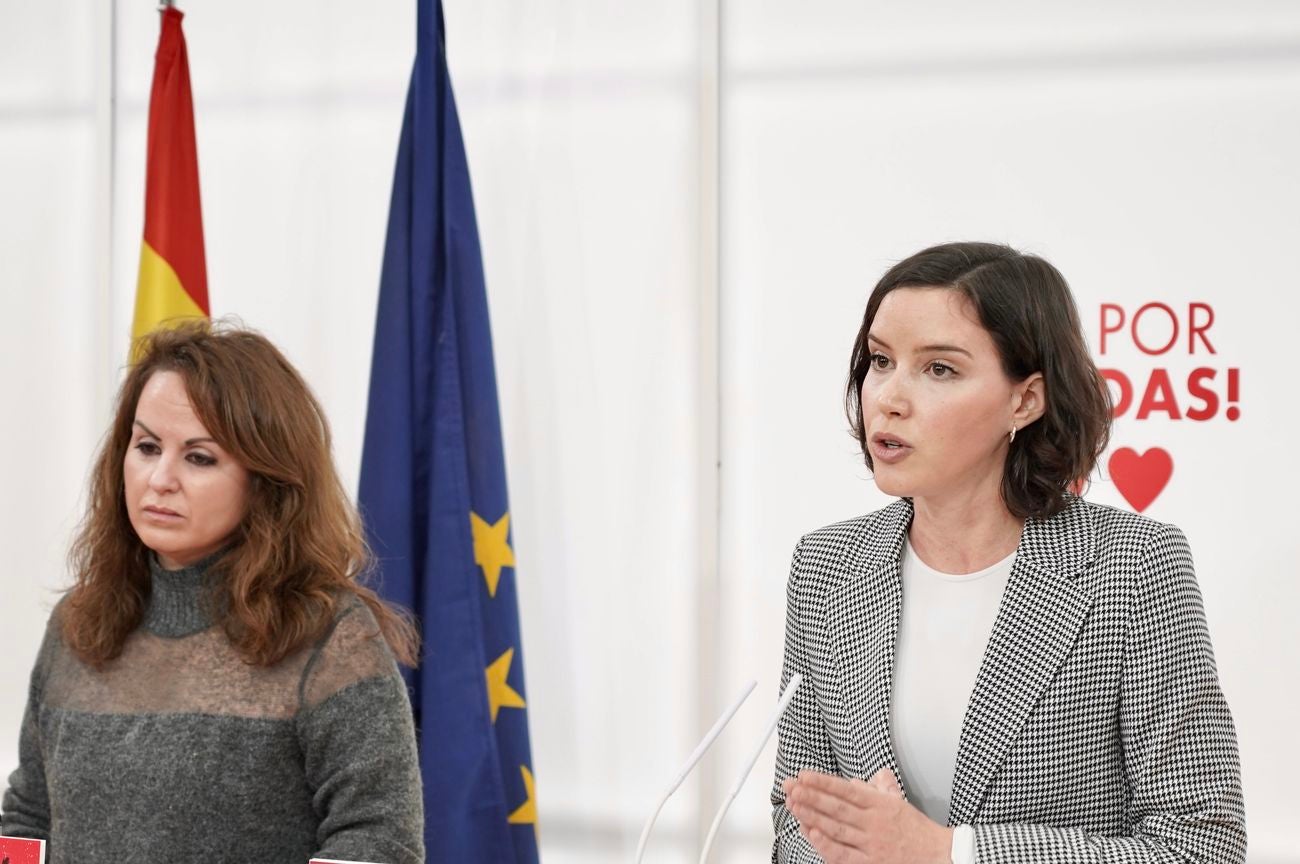 La secretaria de Igualdad de la Comisión Ejecutiva Federal del PSOE, la leonesa Andrea Fernández, y la secretaria de Igualdad del PSOE de Castilla y León, Patricia Gómez, analizan en rueda de prensa las medidas de atención a la mujer embarazada aprobadas por la Junta de Castilla y León. 