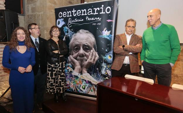 Imagen. Presentación del programa de actividades con el que se conmemorará el centenario del nacimiento del escritor Antonio Pereira. En la imagen (IaD), el alcalde de Villafranca del Bierzo, José Manuel Pereira; la delegada territorial de la Junta, Ester Muñoz; el alcalde de León, José Antonio Diez; la concejala de Acción y Promoción Cultural del Ayuntamiento de León, Evelia Fernández y el presidente de la Fundación Antonio Pereira, Joaquín Otero