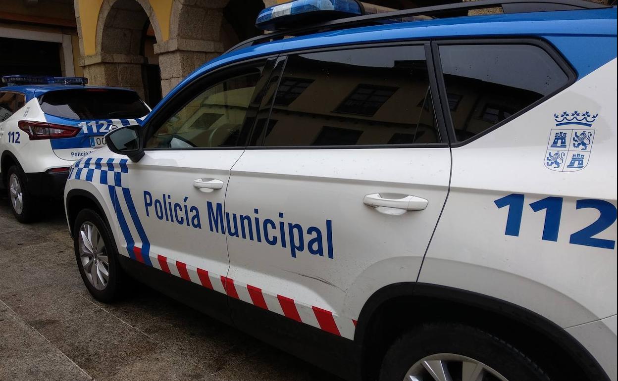 Coches patrulla de la Policía Municipal de Ponferrada.