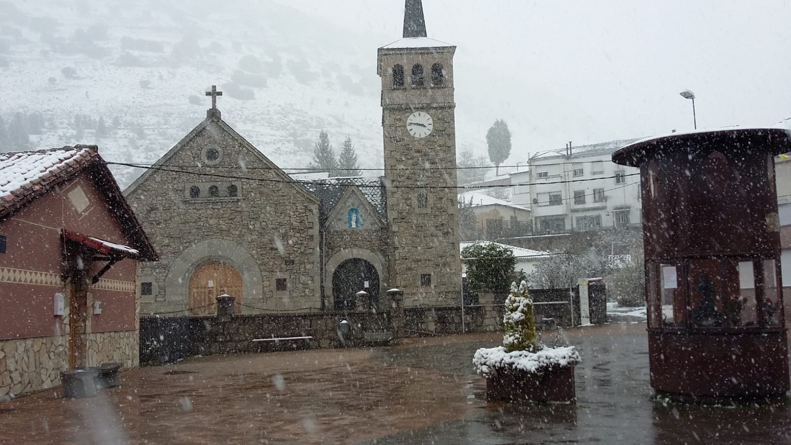 La nieve ya tiñe de blanco decenas de pueblos en la provincia.