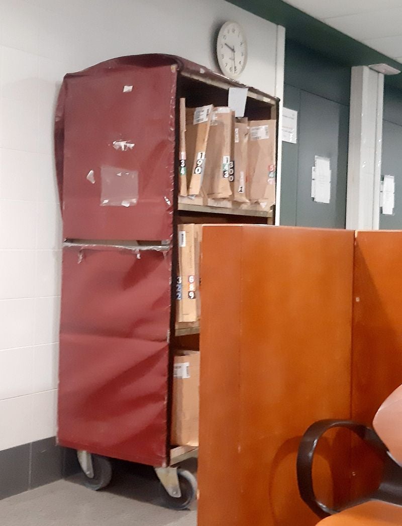 Expedientes de pacientes, este martes, junto a una consulta del Hospital de León. 