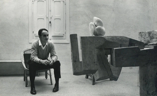 Eduardo Chillida en su estudio de Villa Paz en 1964.